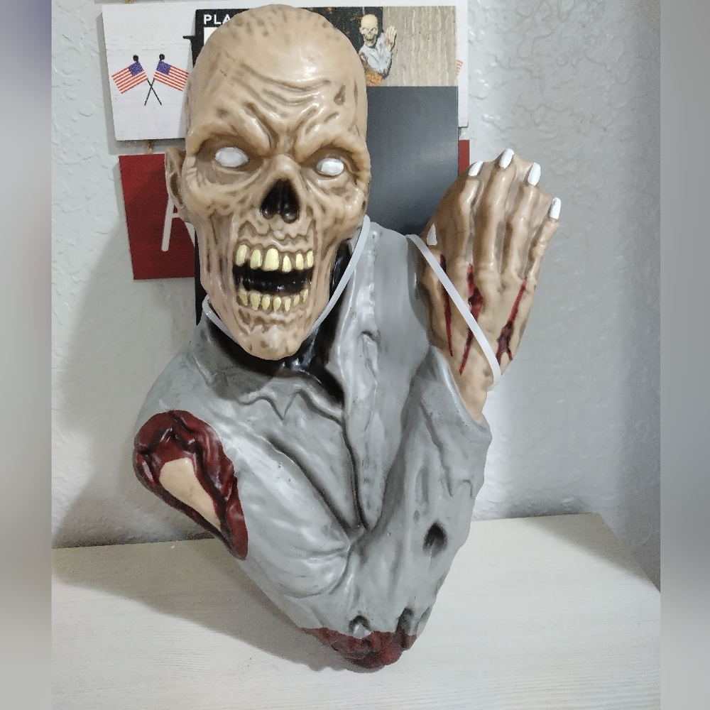 Zombie Halloween Tree Peeker Blow Mold NEW Outdoor